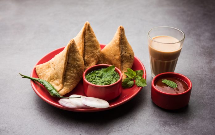 Savour your teatime with the crispy chicken samosa!